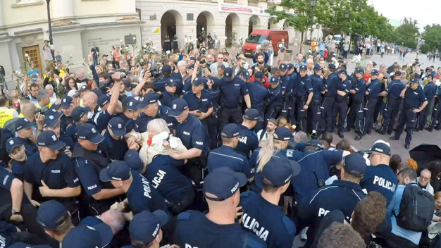 Policja usuwa blokujących Krakowskie Przedmieście 