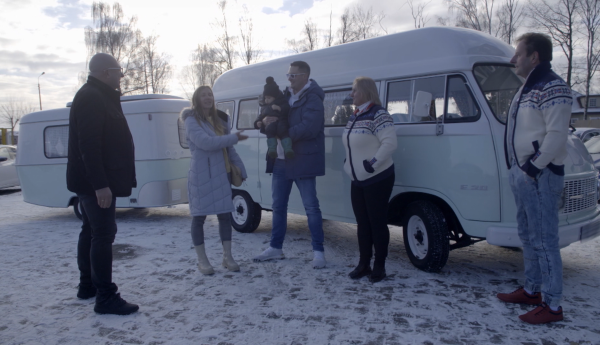 Nietypowy kamper, głośne Maserati i Land Rover